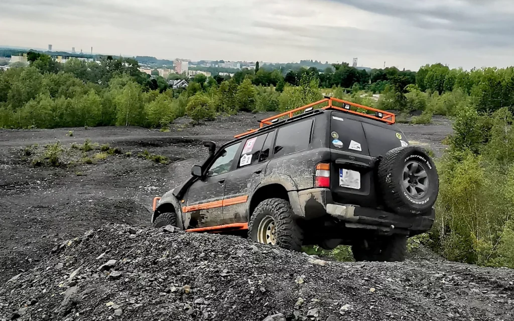 Nissan Patrol na szczycie zwałowiska z panoramą Śląska w tle